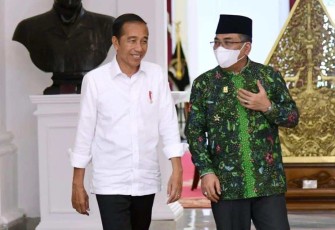 Presiden Jokowi bersama Ketum PBNU Yahya Cholil Staquf di Istana Merdeka Jakarta, Senin (2/1)