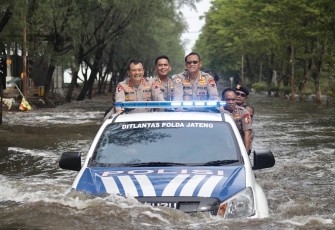 Kapolda Jateng Irjen Pol Ahmad Luthfi saat meninjau lokasi banjir gunakan mobil Jeep, Selasa (3/1)