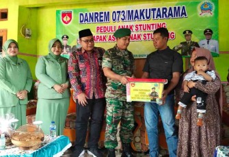 Santunan kepada anak stunting di wilayah Rembang 