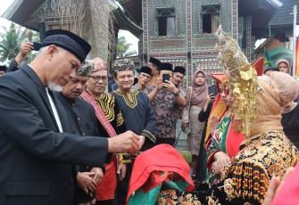 Gubernur Sumbar Mahyeldi, didampingi Ketua LKAAM Sumbar memasangkan Keris kepada Letkol M. Kasni Dt. Rajo Pangulu.