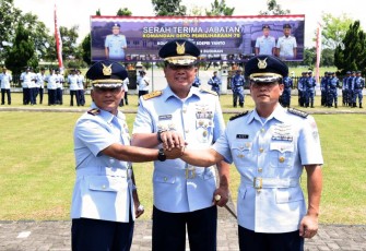 Dankoharmatau Marsda TNI Bambang Triono foto bersama usai sertijab Dandepohar 70 di Bandung, Senin (9/1)