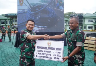 Kasad Jenderal TNI Dudung Abdurachman saat menyerahkan secara simbolis Pompa Hydrant, Pipa dan Lampu Solar Cell ke Kodam XVII/Cenderawasih