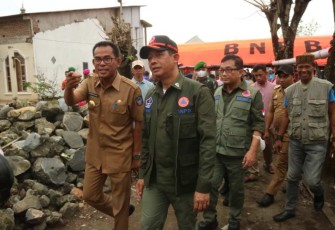 Kepala BNPB Letjen TNI Suharyanto saat meninjau lokasi bencana di Provinsi Sulsel, Senin (9/1)