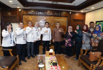 Abdul Halim Iskandar Menteri Desa, Pembangunan Daerah Tertinggal, dan Transmigrasi didampingi Dirjen PEID Harlina Sulistyorini, Kepala BPI Ivanovic Agusta , PLT Dirjen PPKTrans Rajumber menerima Audensi Abdul Halim Muslih Bupati Bantul Terkait Pemanfaatan dan Mekanisme Data. Senin, 9 Januari 2023