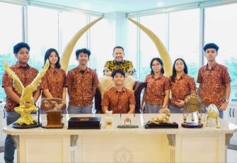 Bambang Soesatyo bersama pelajar SMA Labschool Jakarta 