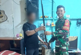 Warga sukarela serahkan senpi rakitan kepada personel Satgas Yonarmed 19/105 Trk Bogani