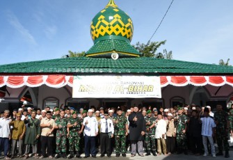 Danrem 023 KS Kolonel Inf Dodi Triwinarto bersama jamaah masjid Al Bihar, Selasa (10/1)