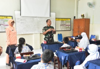 Danlanud Muljono Kolonel Pnb Sugeng Budiono saat memberikan motivasi anak-anak mengikuti babak penyisihan AMSO di SD Angkasa Kenjeran Surabaya, Selasa (10/1)
