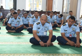 Personel Koharmatau shalat Dhuha dan mendengarkan tauziah di masjid As Sulthon Bandung, Rabu (11/1) 