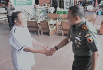 Dandim 0803/Madiun Letkol Inf Meina Helmi bersama Pendiri PadSKi H Syakirun