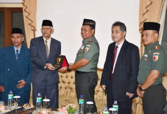 Pangdam V Brawijaya Mayjen TNI Farid Makruf saat menerima cenderamata pengasuh Pondok Modern Darussalam Gontor Ponorogo 