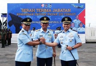 Komandan Kosek IKN Marsma TNI Setiawan foto bersama Dansatrad 215 Congot usai sertijab, Rabu (11/1)