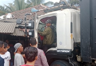 Truk menabrak warung di Cigudeg kabupaten Bogor 