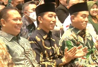 Bambang Soesatyo bersama presiden Jokowi saat menghadiri Rakernas PBB di Jakarta, Rabu (11/1)