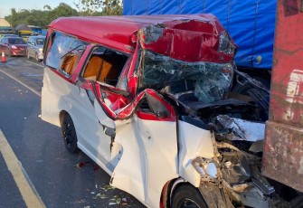 Angkot ringsek setelah tabrak truk di ruas tol Tangerang Merak, Kamis (12/1)
