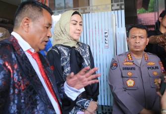 Venna Melinda didampingi Kuasa Hukumnya saat memberikan keterangan pers di Mapolda Jatim