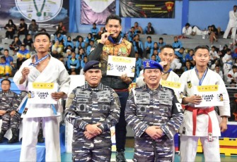 Kasal Laksamana TNI Muhammad Ali foto bersama karateka juara Kejurnas Karate Kasal Cup 2023, di Gelanggang Remaja Jakarta Utara, Kamis (12/1)