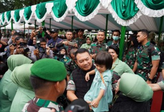 Kasad Jenderal TNI Dudung Abdurachman gendong anak di RS TK II Pelamonia Kesdam Hasanuddin, Kamis (12/1) 