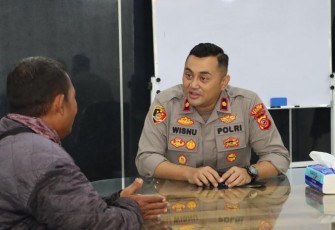Wakapolres Bogor Kompol Wisnu Perdana Putra saat menerima keluhan masyarakat dalam Jum'at Curhat Polres Bogor, Jum'at (13/1)