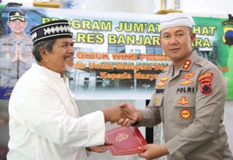 Kapolres Banjarnegara AKBP Hendro Yulianto saat memberikan bantuan dalam Jum'at Curhat 