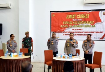 Dansatgas Yonarmed 19/105 Trk Bogani Letkol Arm Edi Yulian Budiargo saat Jum'at Curhat bersama Kapolda Kalbar