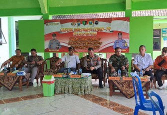Dandim 0801/Pacitan Letkol Inf Roliyanto saat Vidcon bersama Wakapolda Jatim