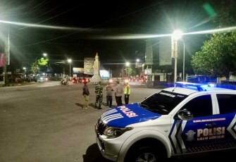 Anggota Polsek Cepu Polres Blora Jawa Tengah beserta Koramil dan Satpol PP Cepu gelar patroli rutin antisipasi balap liar dan perkelahian antar pemuda di kota Cepu.
