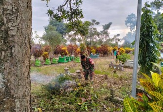 Gotong-royong bersihkan makam bersama warga 