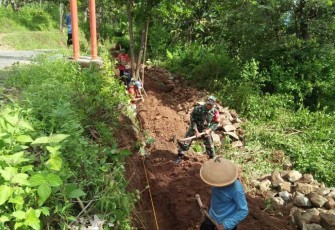 Gotong royong bangun tanggul bersama warga binaan 