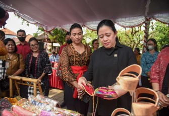 Puan Maharani saat mengunjungi stand UMKM di Denpasar Bali, Senin (16/1)