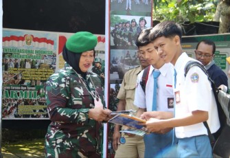 Animo pelajar saat mengunjungi stand Kodim 0806/Trenggalek 