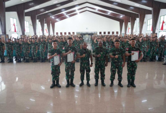 Pangdam Kasuari Mayjen TNI Gabriel Lema foto bersama Sat BKO Apter Koramil Persiapan 2022