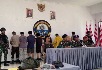 Lanal Timika saat konferensi pers terkait pencurian 34 karung konsentrat PT Freeport, Senin (16/1)