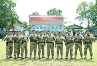 Pangdivif 2 Kostrad Mayjen TNI Syafrial foto bersama komandan Satjar DIvif 2 Kostrad