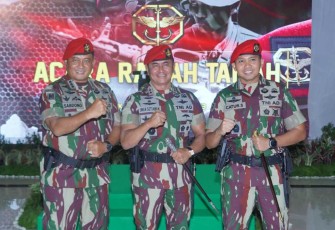 Danjen Kopassus Mayjen TNI Iwan Setiawan foto bersama usai sertijab pamen, Selasa (17/1)