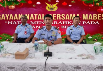 Danlanud Sugiri Sukani Letkol Pnb Supardo Butarbutar saat mengikuti perayaan Natal secara virtual 
