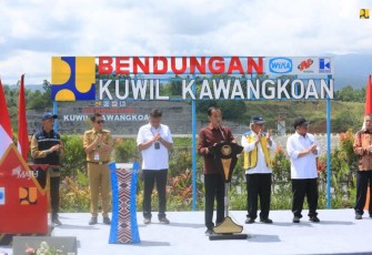 Presiden Jokowi saat meresmikan Bendungan Kuwil Kawangkoan, Provinsi Sulawesi Utara, Kamis (19/1)