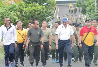 Pangdam Kasuari Mayjen TNI Gabriel Lema saat olahraga bersama dengan Forkopimda 