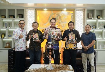 Bambang Soesatyo bersama Kepala Desa Purbalingga