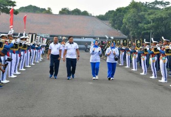 Kasal Laksamana TNI Muhammad Ali saat olahraga bersama di AAL Surabaya, Jum'at (20/1)