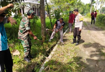 Bersihkan lingkungan bersama warga binaan 