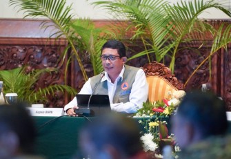Kepala BNPB Letjen TNI Suharyanto saat memberikan paparan kepada peserta Rapat Koordinasi Penanggulangan Kebakaran Hutan dan Lahan Tahun 2023 di Kantor KLHK, Jakarta, Jumat (20/1).