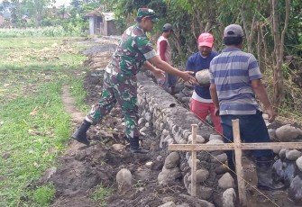 Karya bakti bangun talud di persawahan