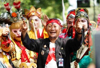 Pj Bupati Pati  membuka kirab budaya festival imlek