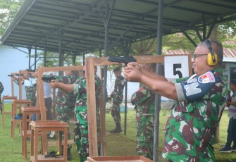 Latihan Menembak Pistol Prajurit Lanud Sugiri Sukani 