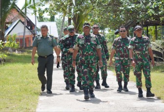 Kasdam XVIII Kasuari Brigjen TNI Yusuf Ragainaga saat tinjau pulau Mansinam