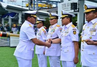 Kasal Laksamana TNI Muhammad Ali saat memberikan ucapan selamat usai sertijab 