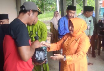 Wali Kota Rahma saat Berikan Bantuan Sembako untuk 33 Warga Terdampak Banjir Rob