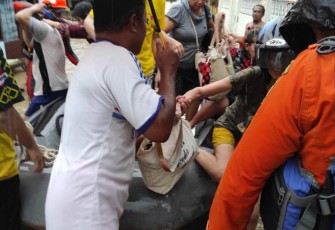 Evakuasi warga terdampak banjir di Kota Manado