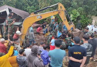 Prajurit Lantamal VIII Manado saat evakuasi korban tanah longsor 